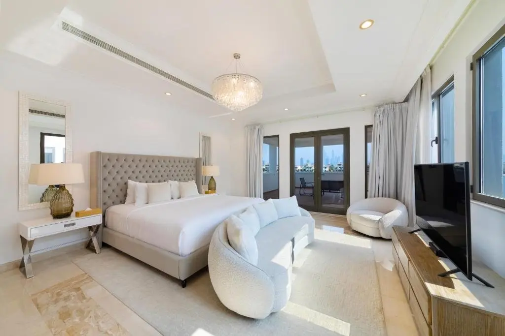 Дубай: Maison Privee - 5 Star Villa w Private Pool and Beach on Palm Jumeirah