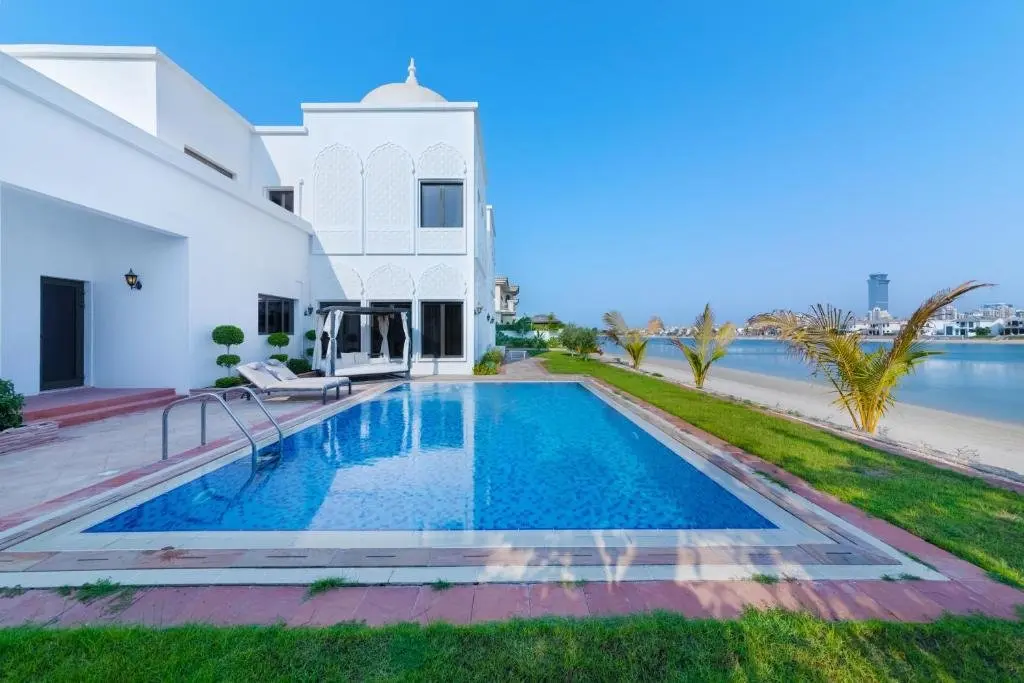 Дубай: Maison Privee - 5 Star Villa w Private Pool and Beach on Palm Jumeirah