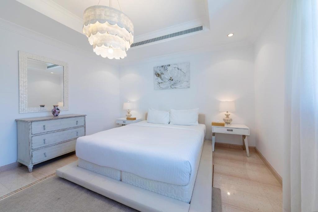 Дубай: Maison Privee - 5 Star Villa w Private Pool and Beach on Palm Jumeirah