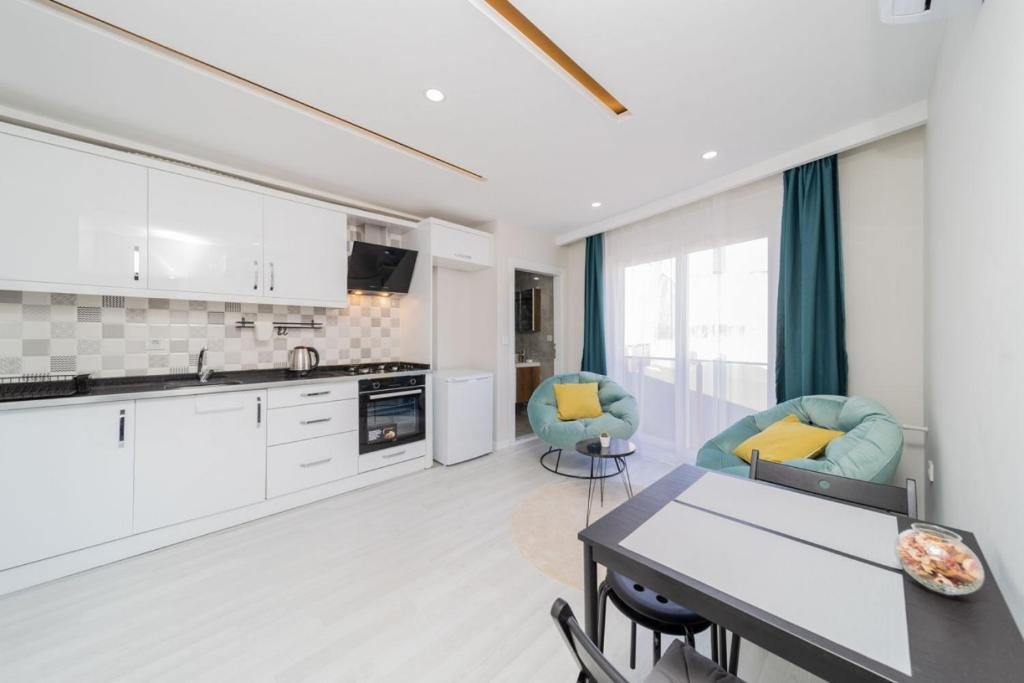 Анталья: Charming Home With Balcony in Muratpasa