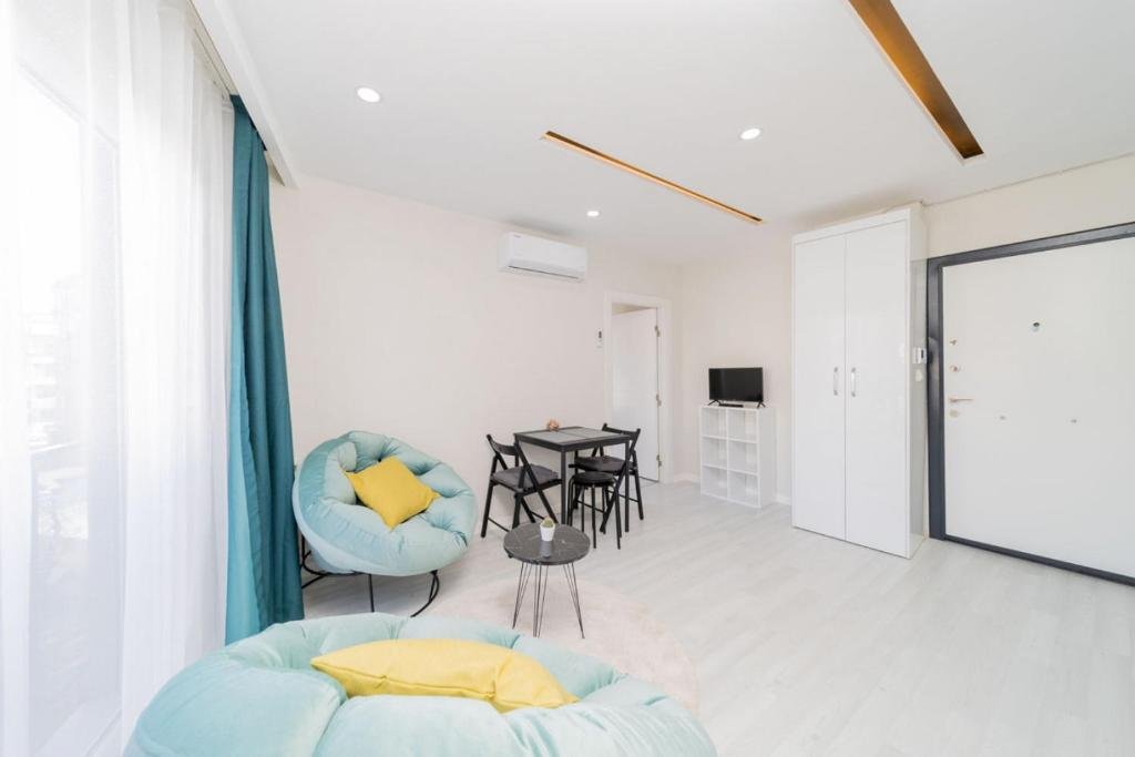 Анталья: Charming Home With Balcony in Muratpasa