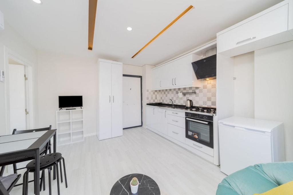 Анталья: Charming Home With Balcony in Muratpasa