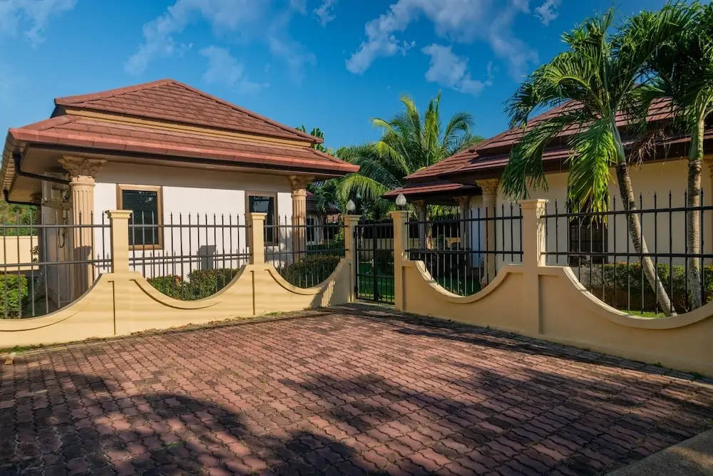 Муанг: Garden bungalows 4br with private pool