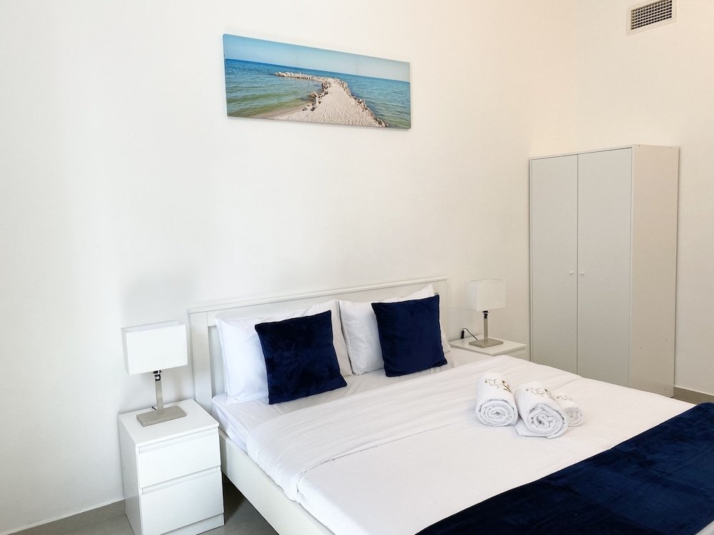 Дубай: Stunning 3BR Apt. with panoramic Marina views