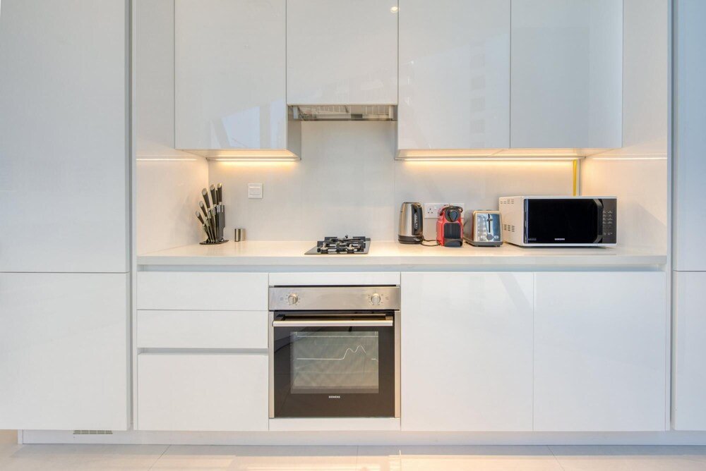 Дубай: Well Connected Luxury Apt w Waterway Vws