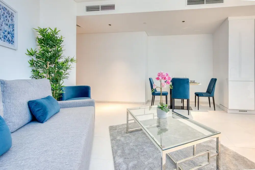 Дубай: Well Connected Luxury Apt w Waterway Vws
