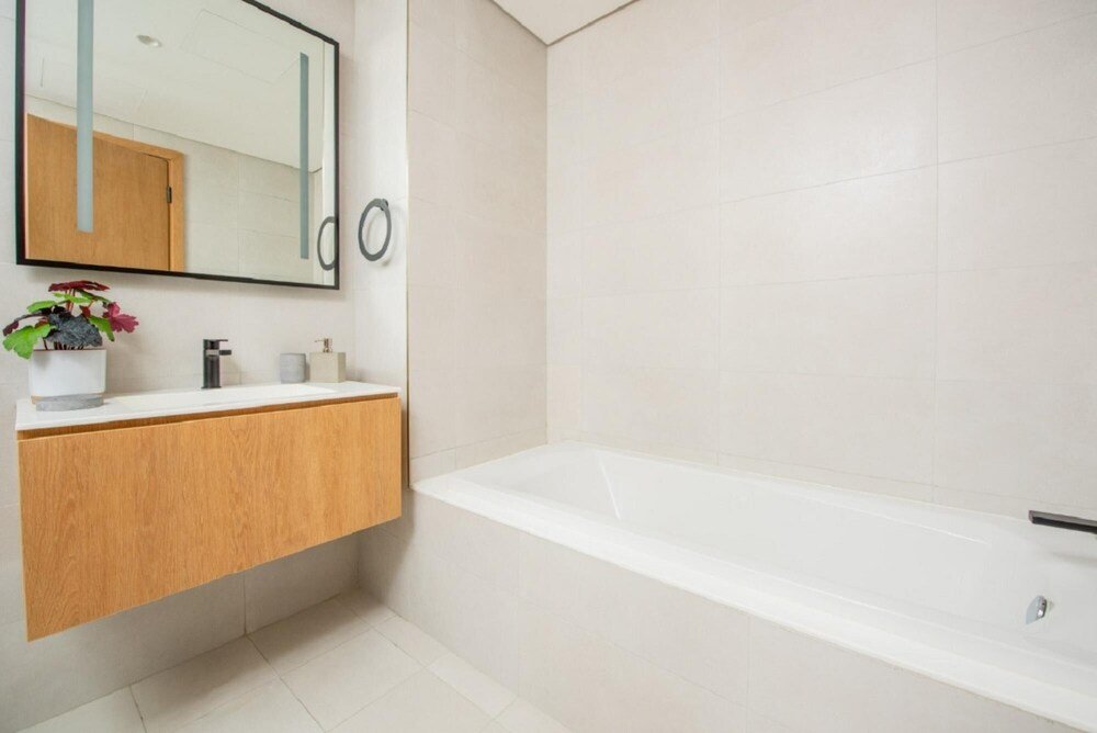 Дубай: Well Connected Luxury Apt w Waterway Vws