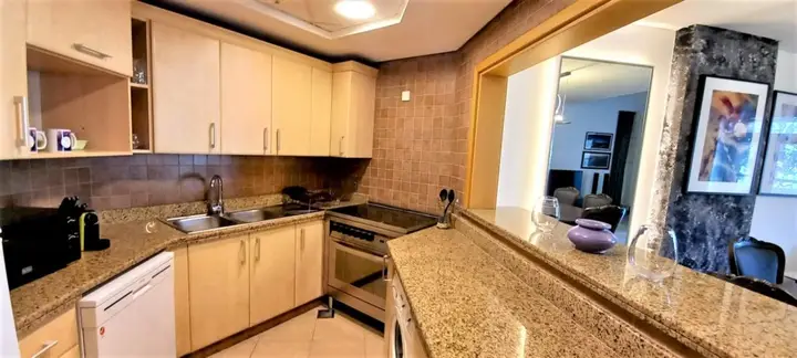 Дубай: Spacious & Chic 1 bedroom with balcony in Palm