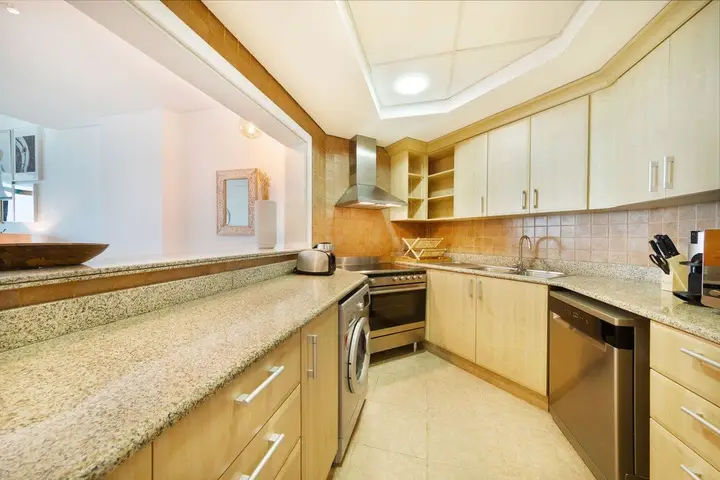 Дубай: Maison Privee - Modern & Bright Apt with Sea Front Views of Burj AlArab