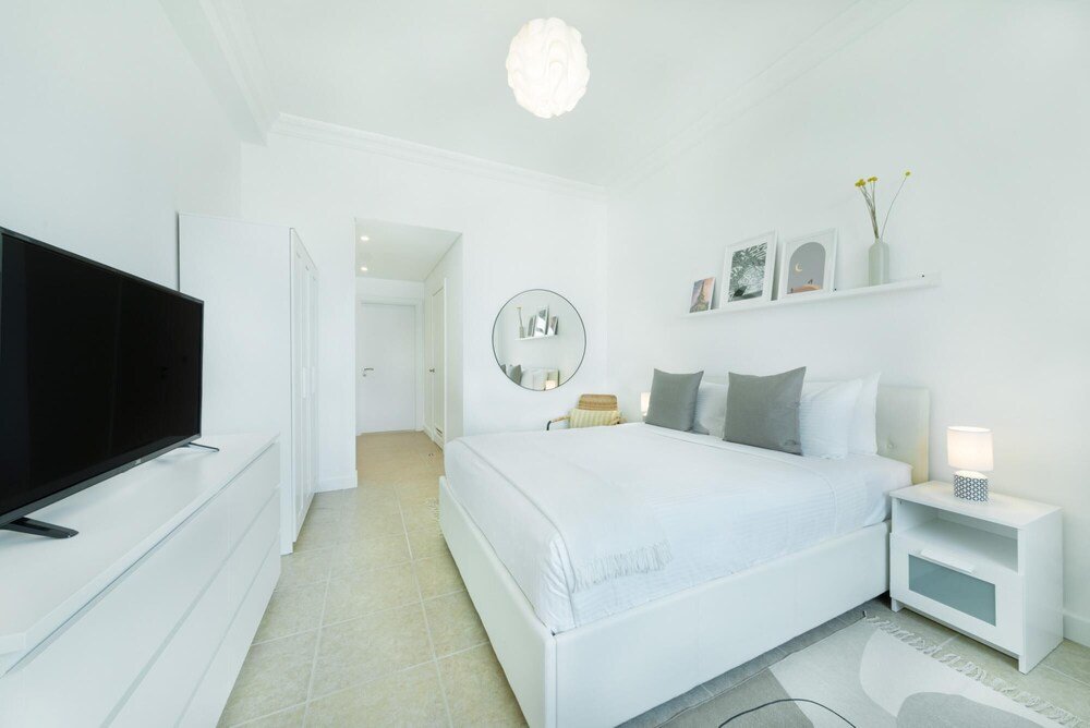 Дубай: Maison Privee - Modern & Bright Apt with Sea Front Views of Burj AlArab