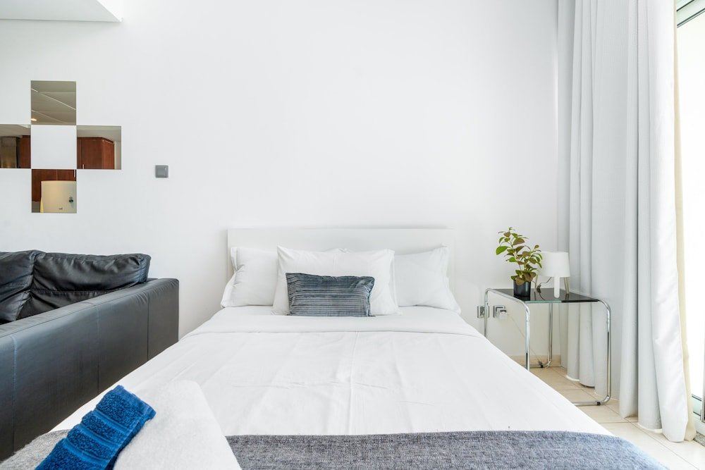 Дубай: Whitesage - Luxurious Studio in JLT With City Skyline View