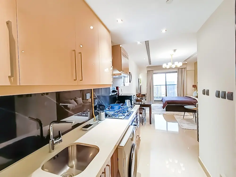 Дубай: Whitesage - Elegant Studio With Balcony Overlooking The Canal