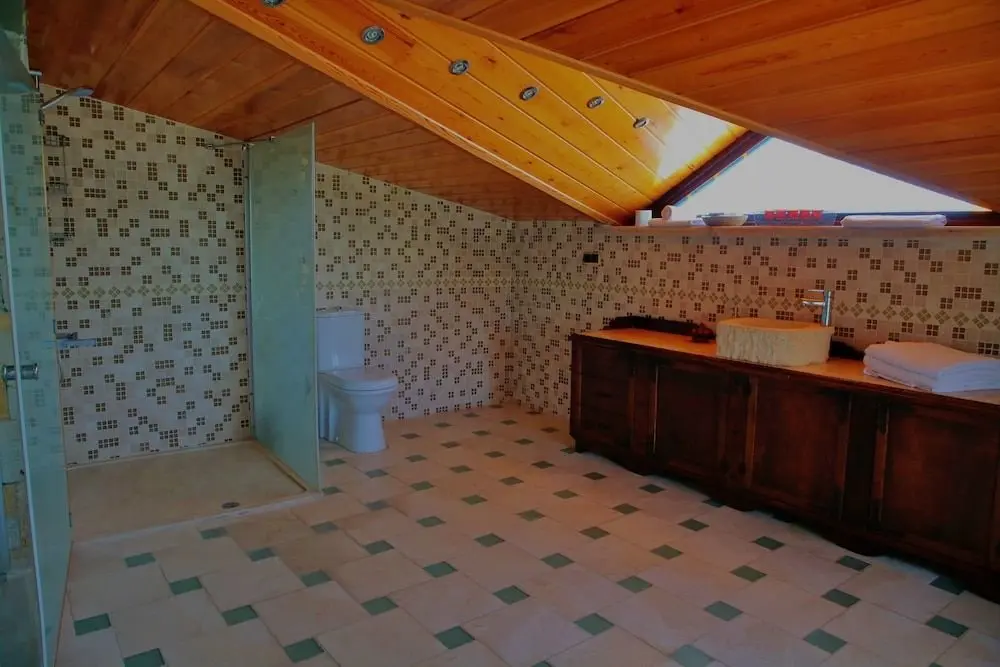 Айвалык: The Mira House