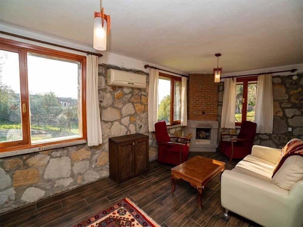 Айвалык: The Mira House