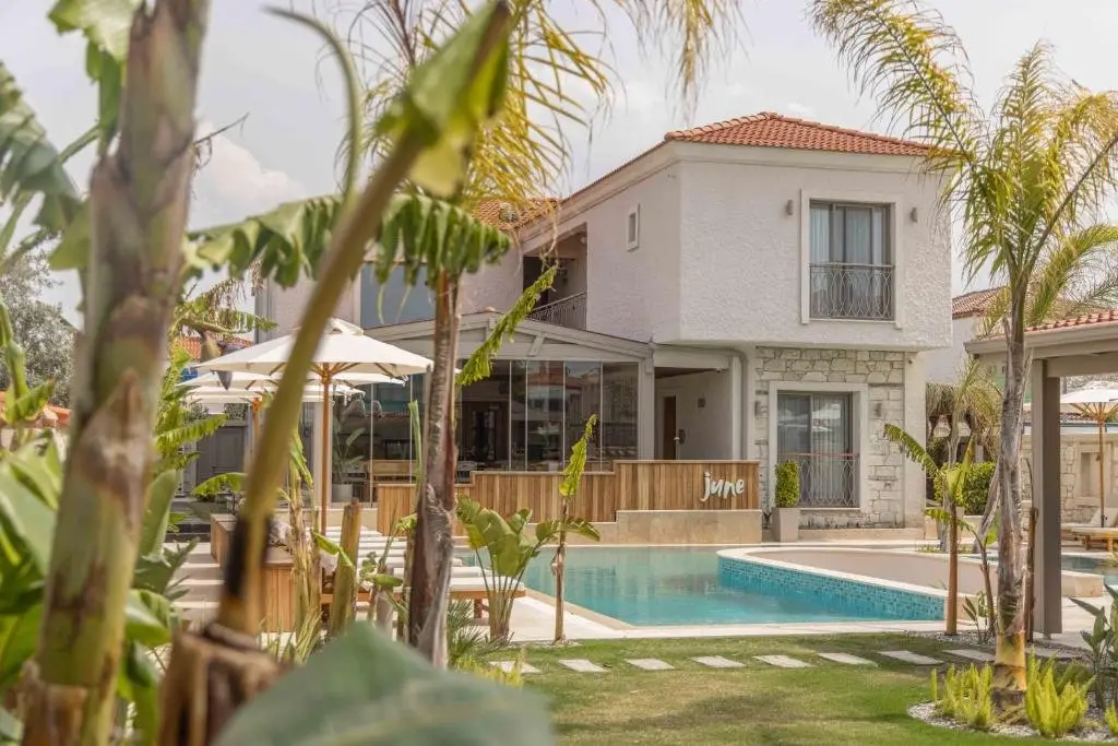 Чешме: June Alaçatı (+15 Adult only)