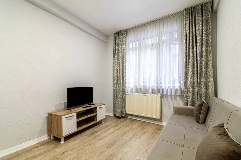 Стамбул: Centrally Located Apartment With Backyard in Sisli