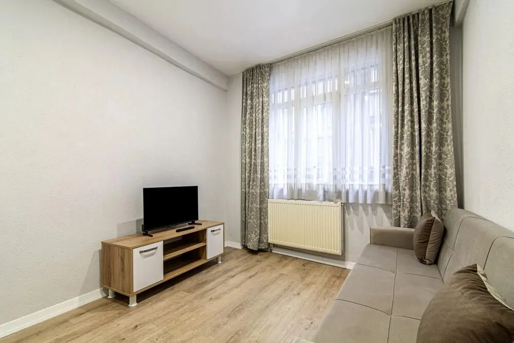 Стамбул: Centrally Located Apartment With Backyard in Sisli
