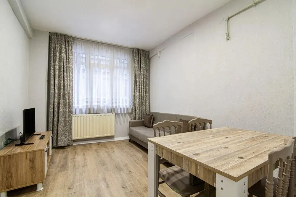 Стамбул: Centrally Located Apartment With Backyard in Sisli