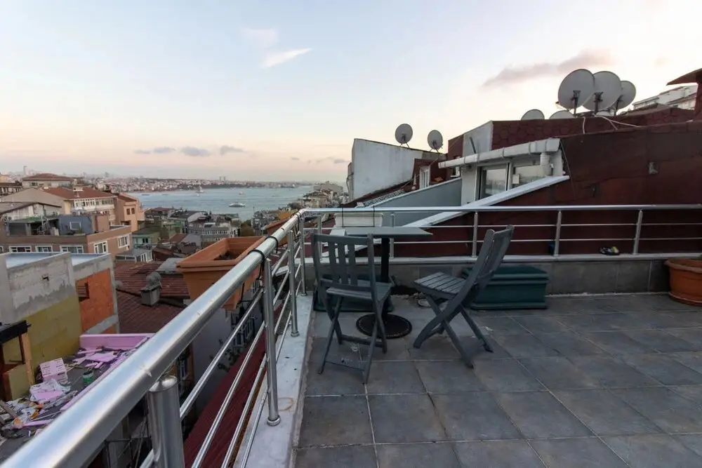 Стамбул: Sleek Flat With Excellent View in Cihangir