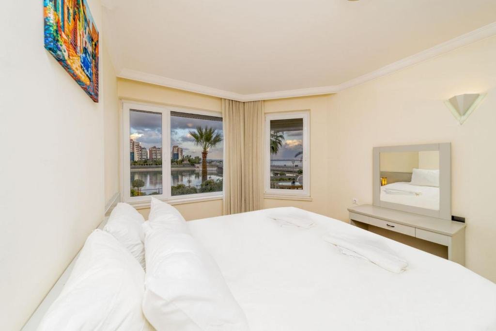 Анталья: Lovely Apartment With Shared Pool in Konyaalti
