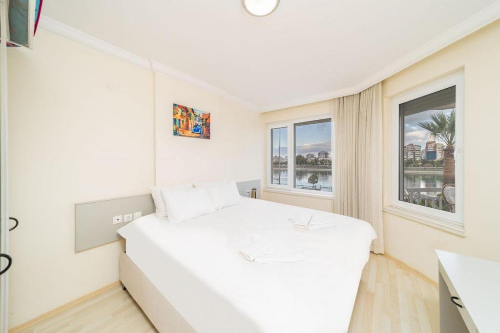 Анталья: Lovely Apartment With Shared Pool in Konyaalti