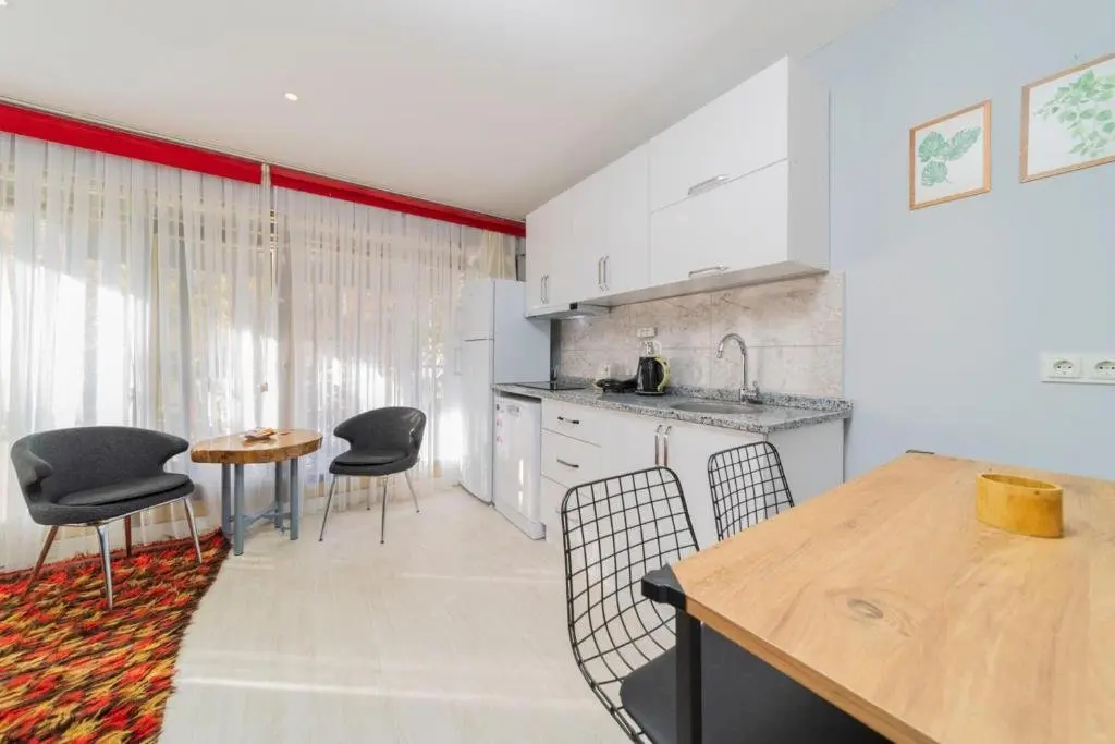 Анталья: Cozy Flat Near Sea With Balcony in Muratpasa