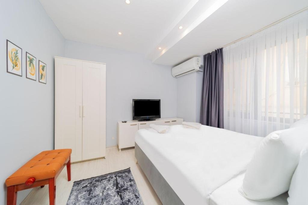 Анталья: Cozy Flat Near Sea With Balcony in Muratpasa