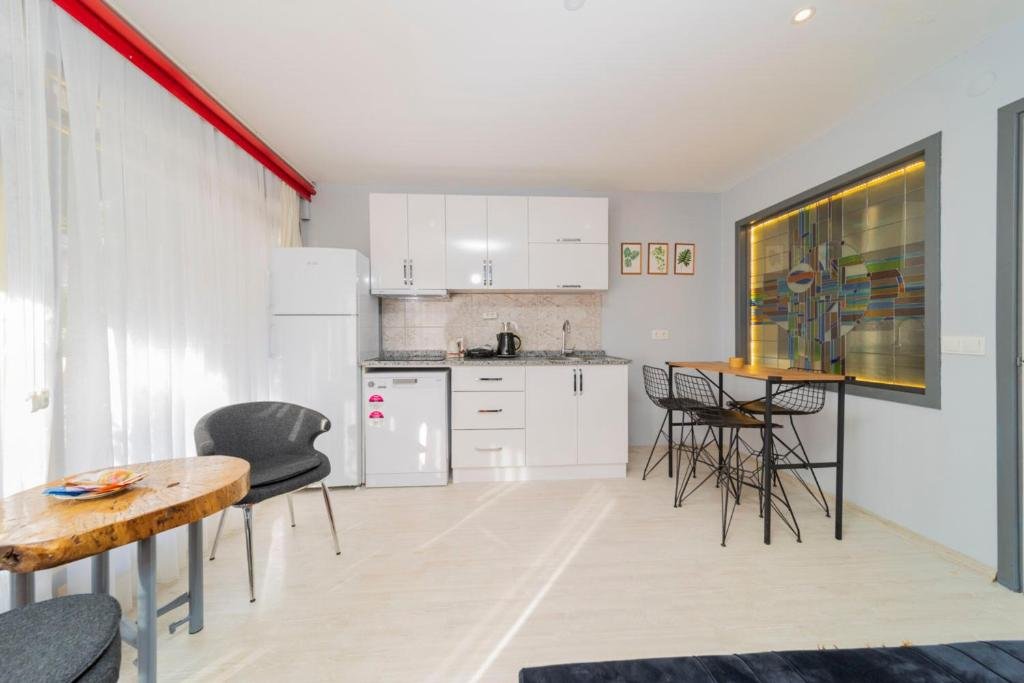 Анталья: Cozy Flat Near Sea With Balcony in Muratpasa