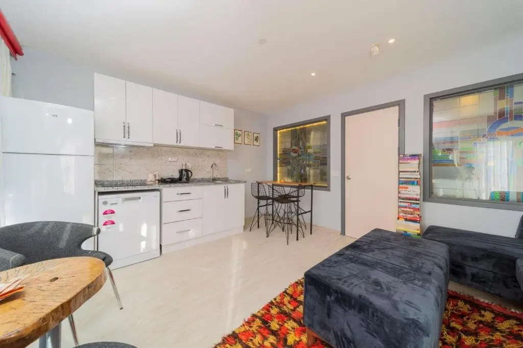 Анталья: Cozy Flat Near Sea With Balcony in Muratpasa