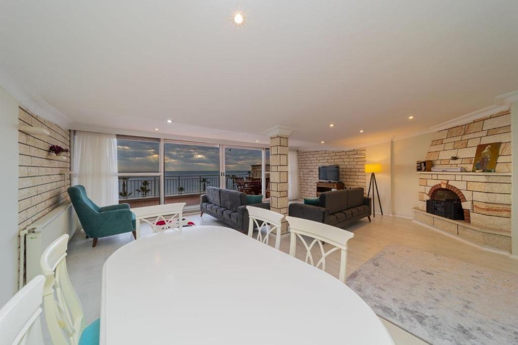 Анталья: Flat With Terrace Next To Konyaalti Beach