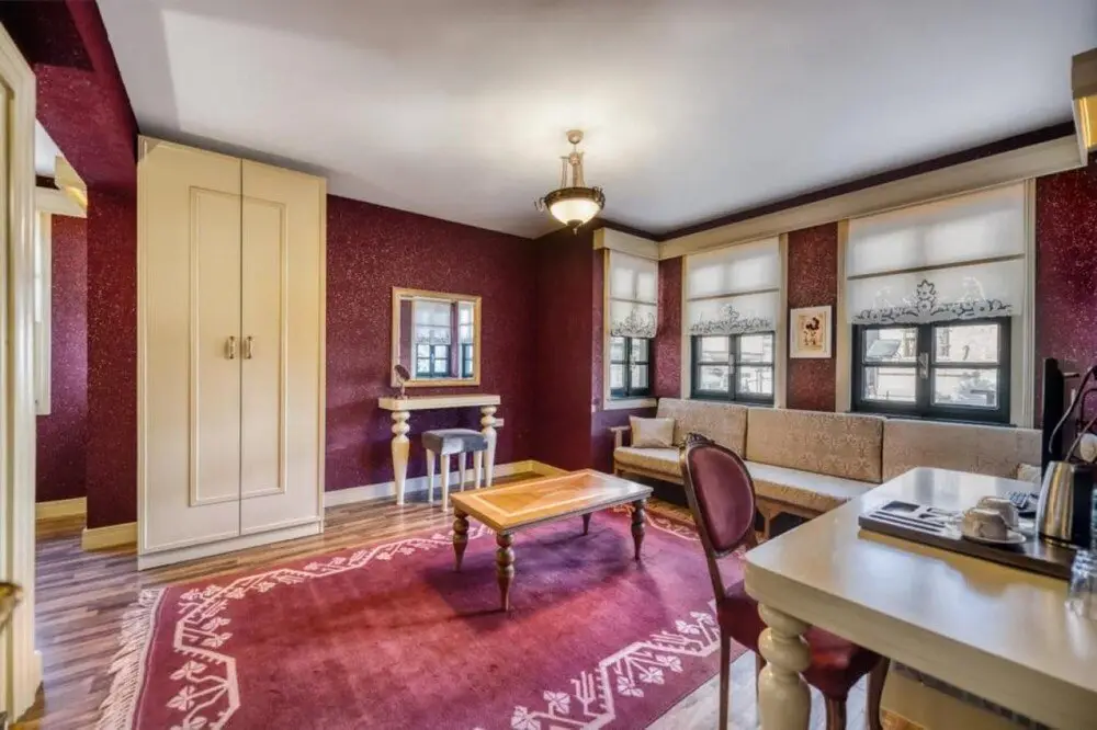 Vibrant Hotel Suite in Historical Area — фото 1