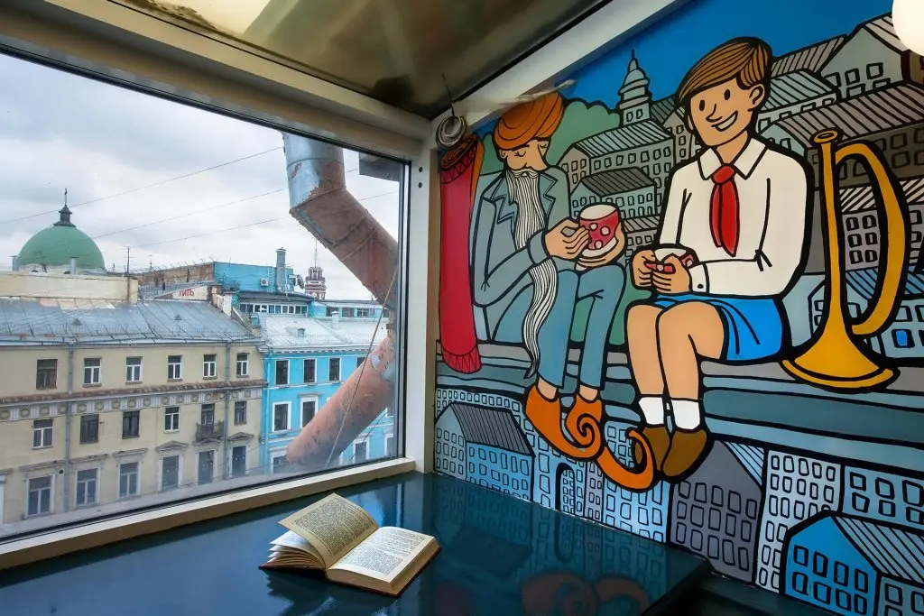 Санкт-Петербург: Друзья у Дома Книги