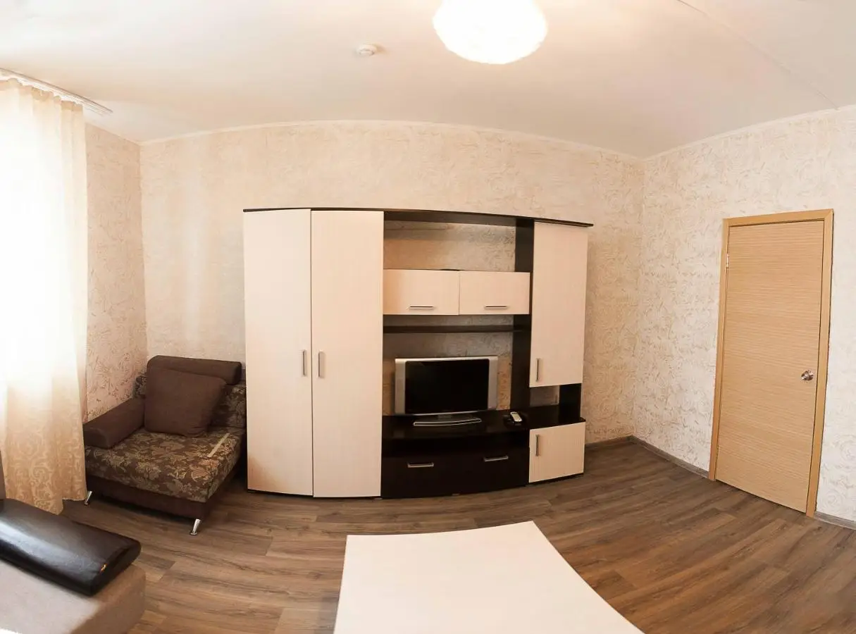 Тюмень: Two-Bedroom Apartment on Nikolaya Zelinskogo 5/1