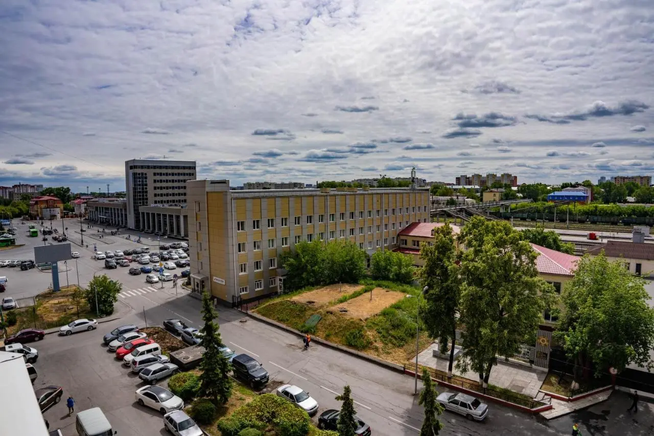 Тюмень: 2ком. кв Первомайская ЦЕНТР ЖД 100м2