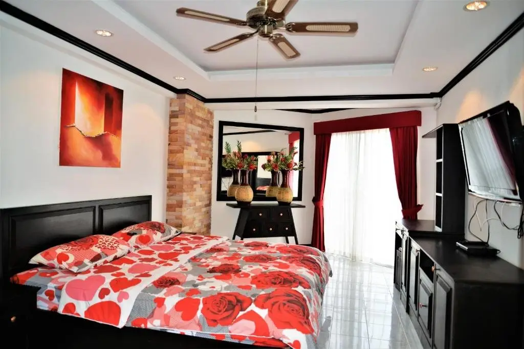 Паттайя: Beach Condo Jomtien Pool View Large Modern 1 Bedroom Kitchen