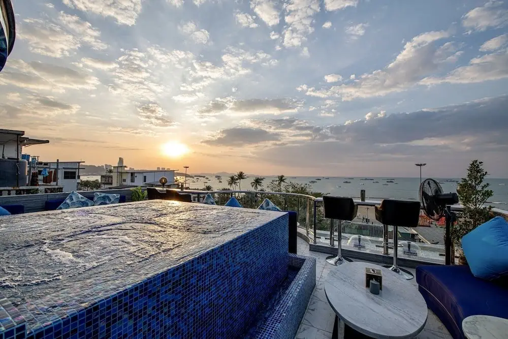 Паттайя: The Globe Hotel Bar and Restaurant