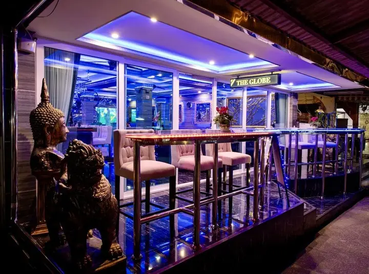 Паттайя: The Globe Hotel Bar and Restaurant