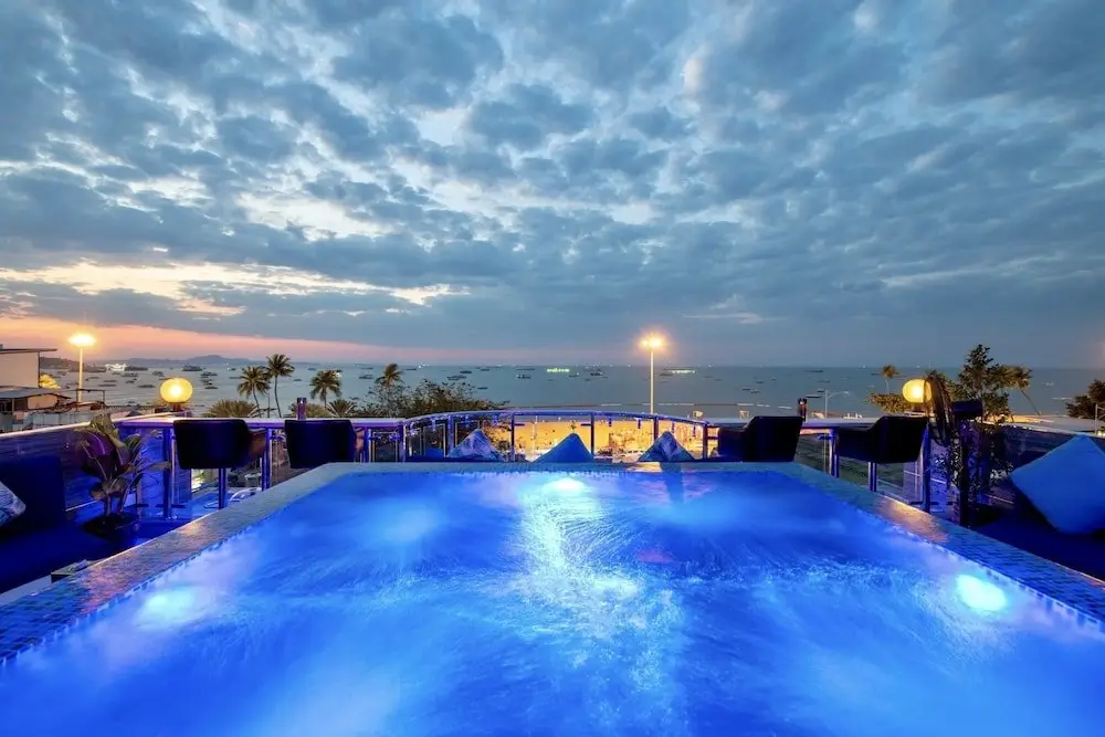 Паттайя: The Globe Hotel Bar and Restaurant