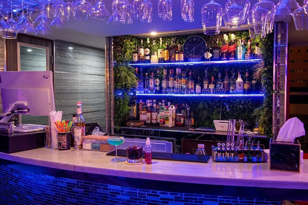Паттайя: The Globe Hotel Bar and Restaurant