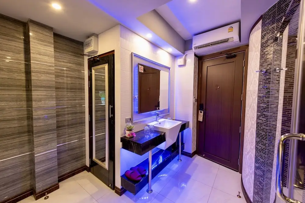 Паттайя: The Globe Hotel Bar and Restaurant