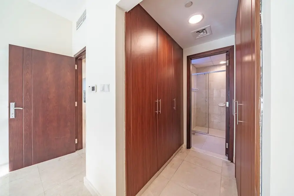 Дубай: Spacious Apartment With Balcony in Business Bay