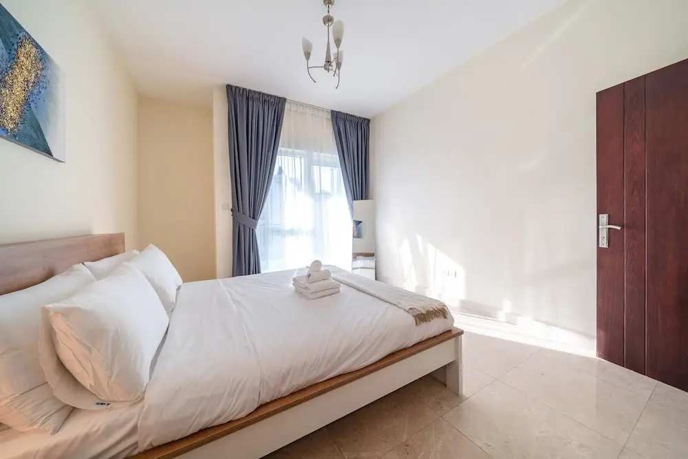 Дубай: Spacious Apartment With Balcony in Business Bay