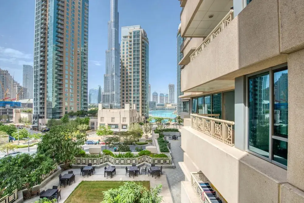 Дубай: Radiant Urban Retreat With Iconic Burj Khalifa Vws