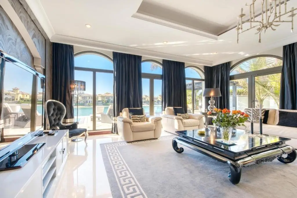 Дубай: Maison Privee - Glamourous Beachfront Villa on The Palm w/ Pool
