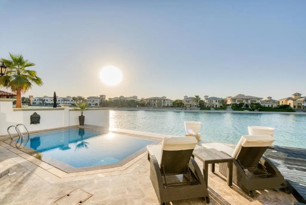 Дубай: Maison Privee - Glamourous Beachfront Villa on The Palm w/ Pool