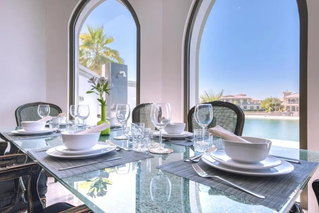 Дубай: Maison Privee - Glamourous Beachfront Villa on The Palm w/ Pool