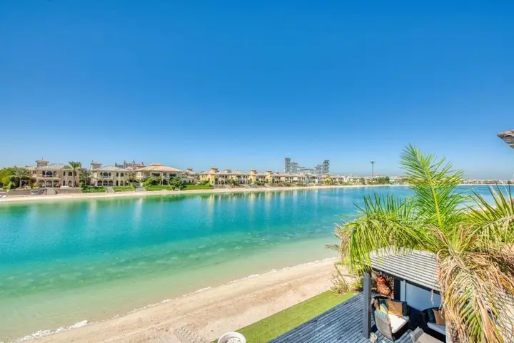 Дубай: Maison Privee - Glamourous Beachfront Villa on The Palm w/ Pool