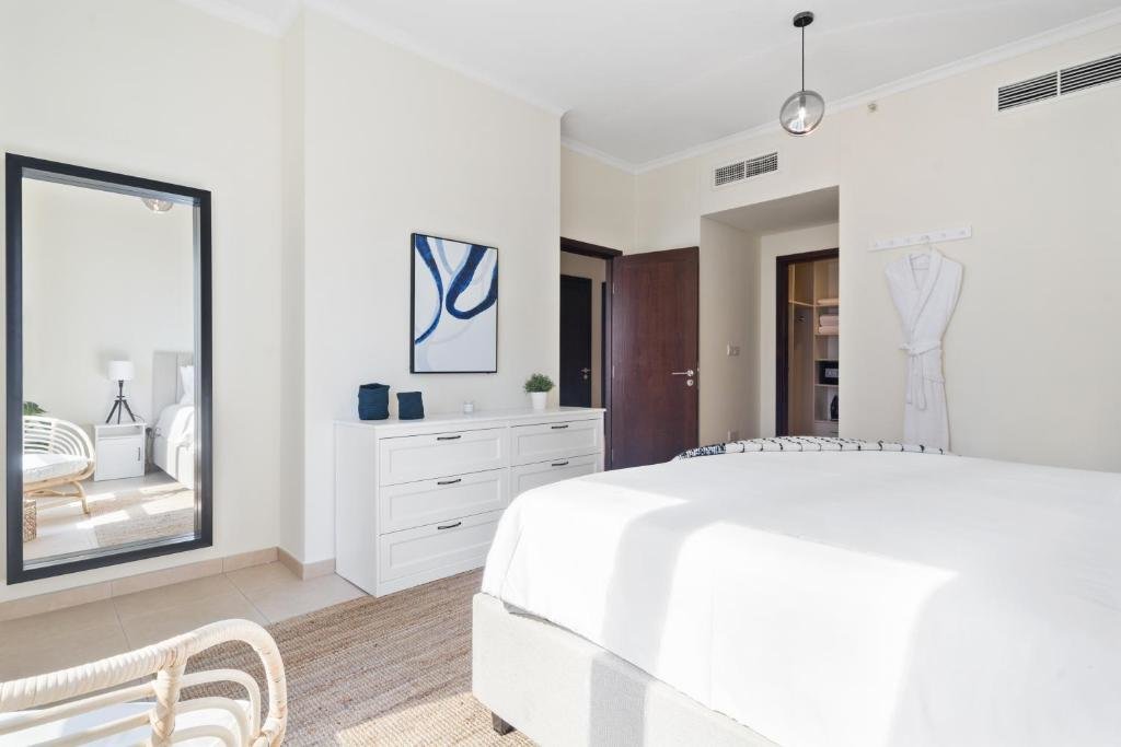 Monty - Stylish Apartment with Partial Burj Khalifa View — фото 1