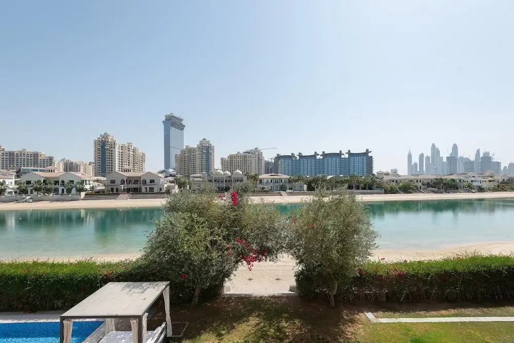 Дубай: Private Pool Beach Access Villa w Cinematic Vws