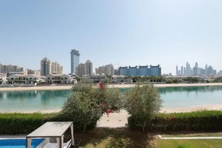 Дубай: Private Pool Beach Access Villa w Cinematic Vws